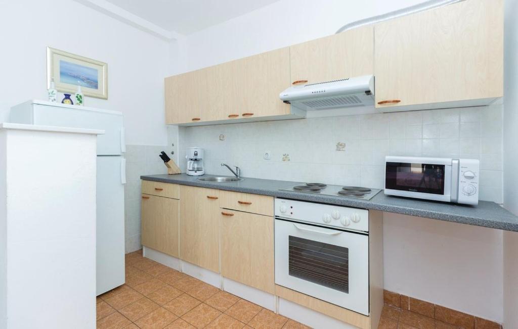 Apartmani Cizmesija Tkon Exterior foto