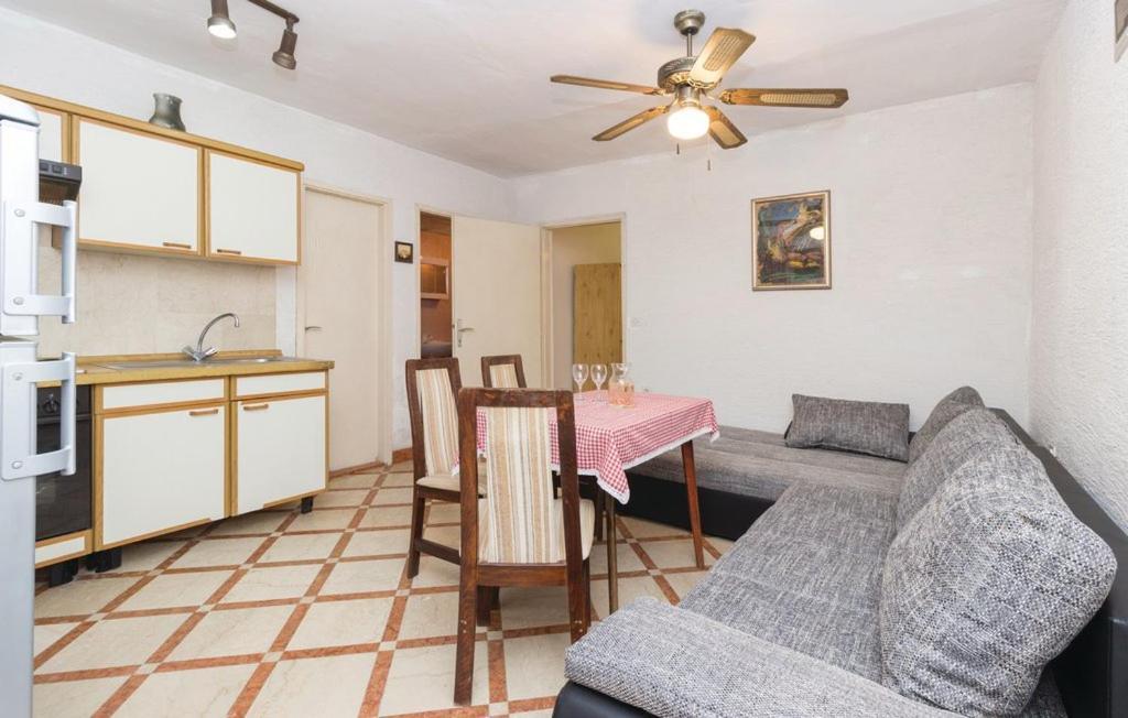 Apartmani Cizmesija Tkon Exterior foto